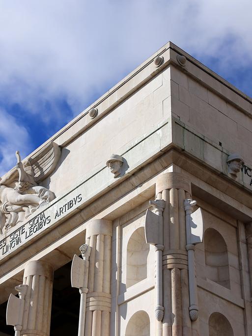 Das Siegesdenkmal in Bozen von unten aufgenommen vor blauem Himmel. 