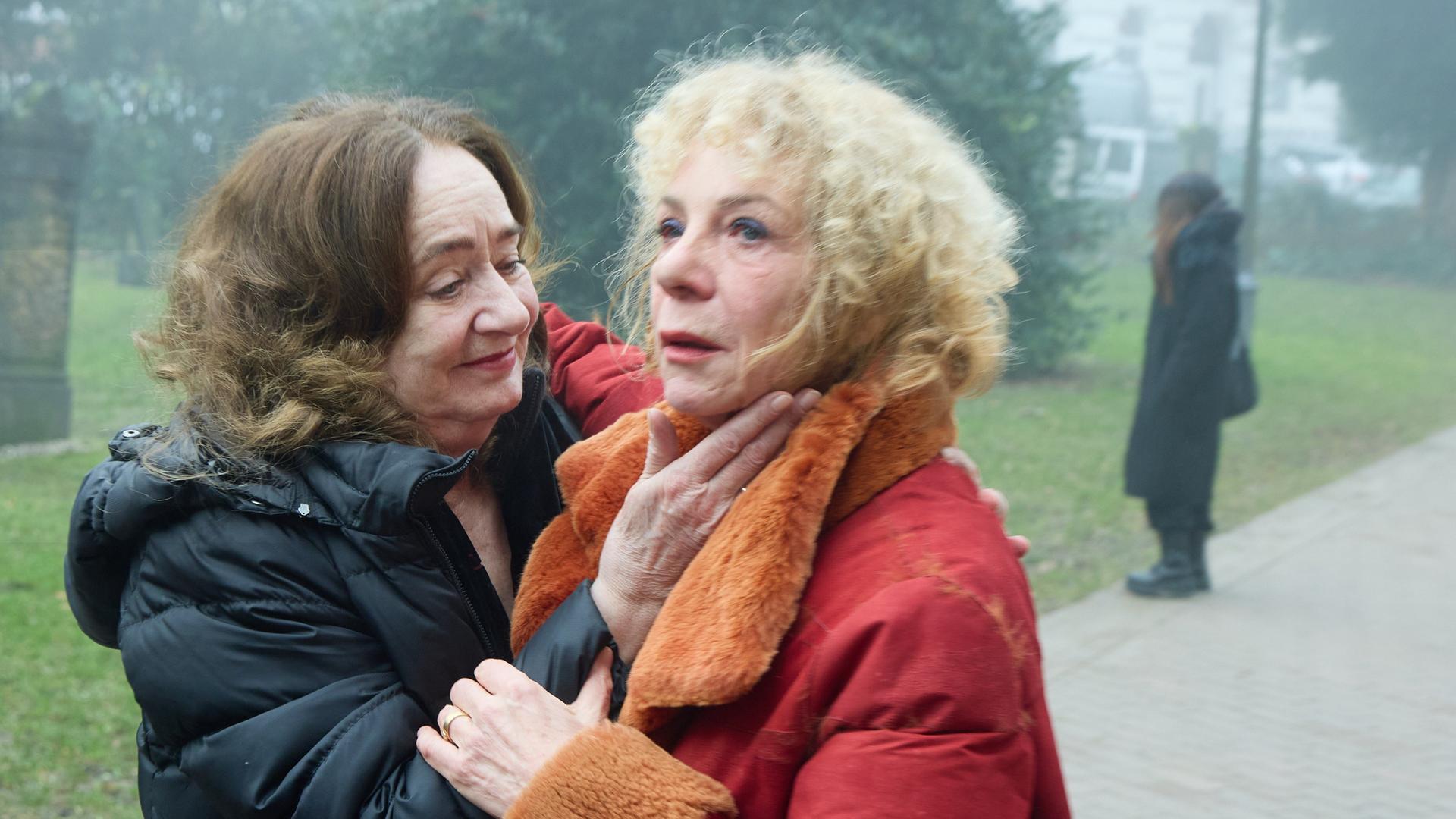 Mechthild Großmann (l), und Nina Hoger auf der Trauerfeier für Schauspielerin Hannelore Hoger in Hamburg