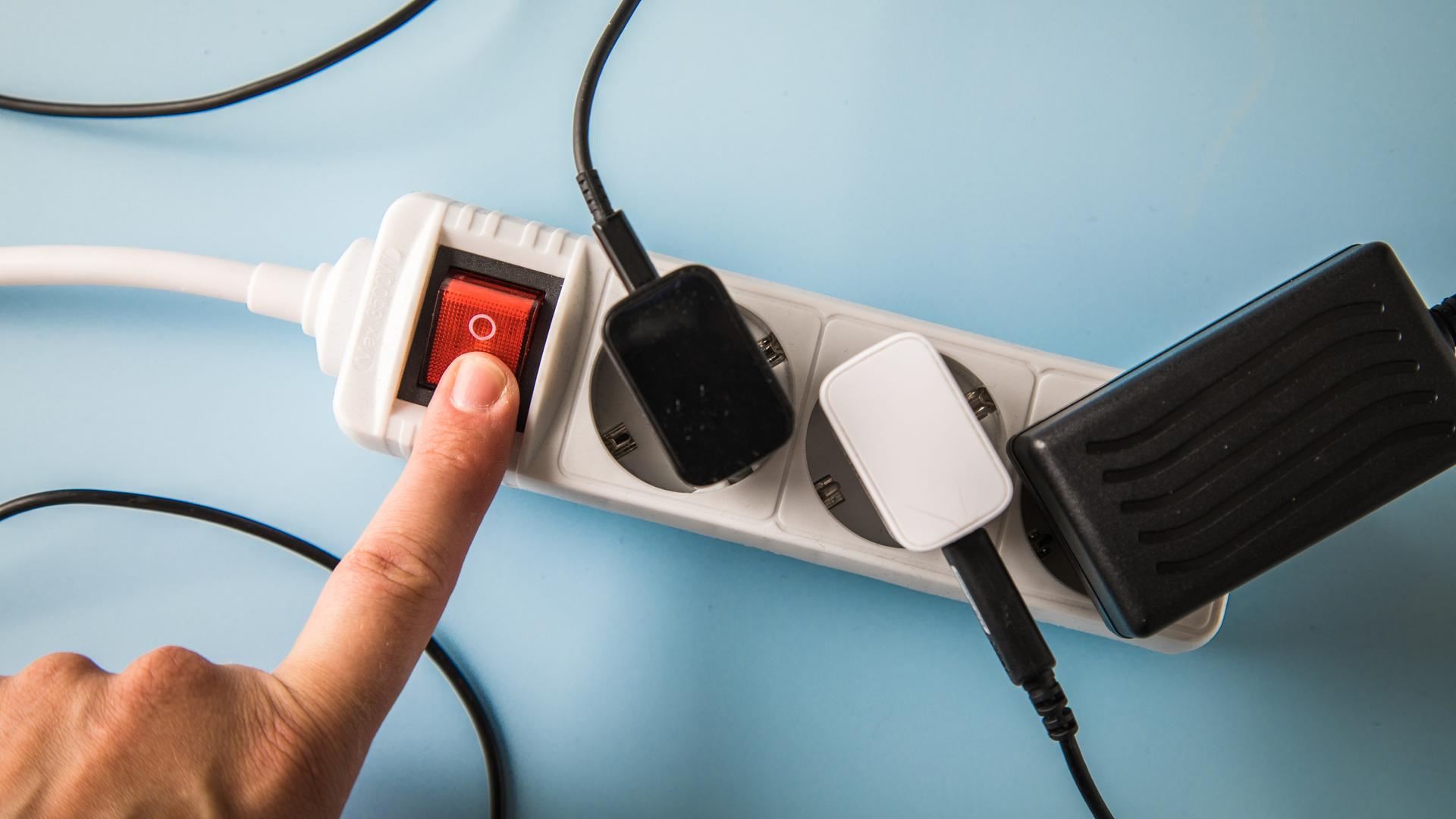 Eine Mehrfachsteckdose mit Sicherheitsschalter.