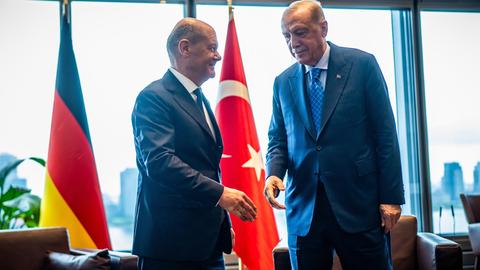 Bundeskanzler Olaf Scholz (SPD) steht neben Recep Tayyip Erdogan (r), Präsident der Türkei, bei einem bilateralen Treffen vor Beginn der 79. Generaldebatte der UN-Vollversammlung. 