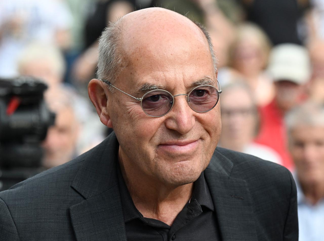 Der Linken-Politiker Gregor Gysi bei der Kundgebung "Silberlocken für Elif" auf dem Victor-Klemperer-Platz