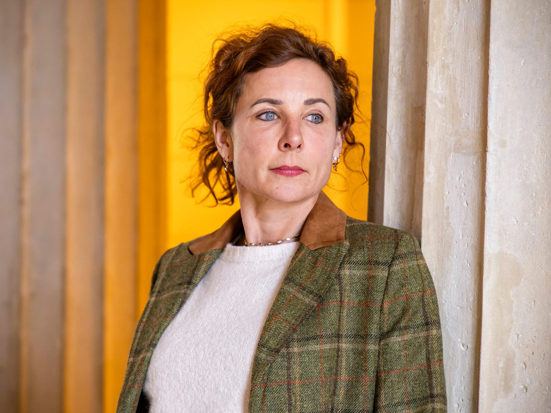 Die Schriftstellerin Juli Zeh lehnt zwischen zwei antiken Säulen