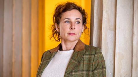 Die Schriftstellerin Juli Zeh lehnt zwischen zwei antiken Säulen