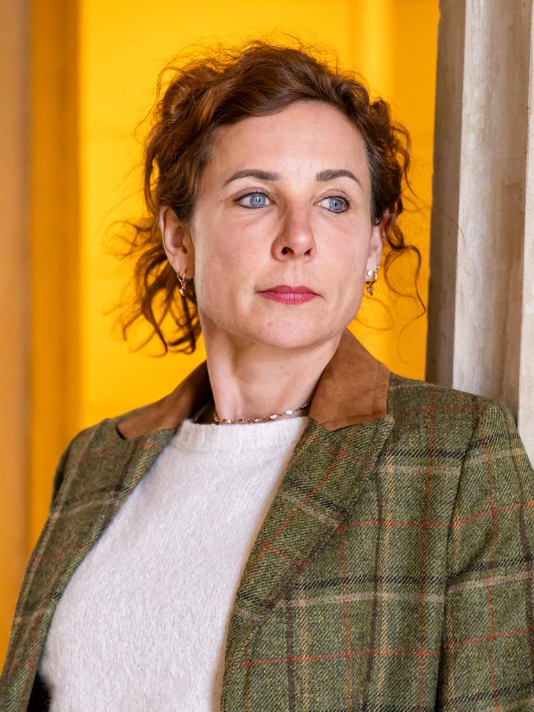 Die Schriftstellerin Juli Zeh lehnt zwischen zwei antiken Säulen