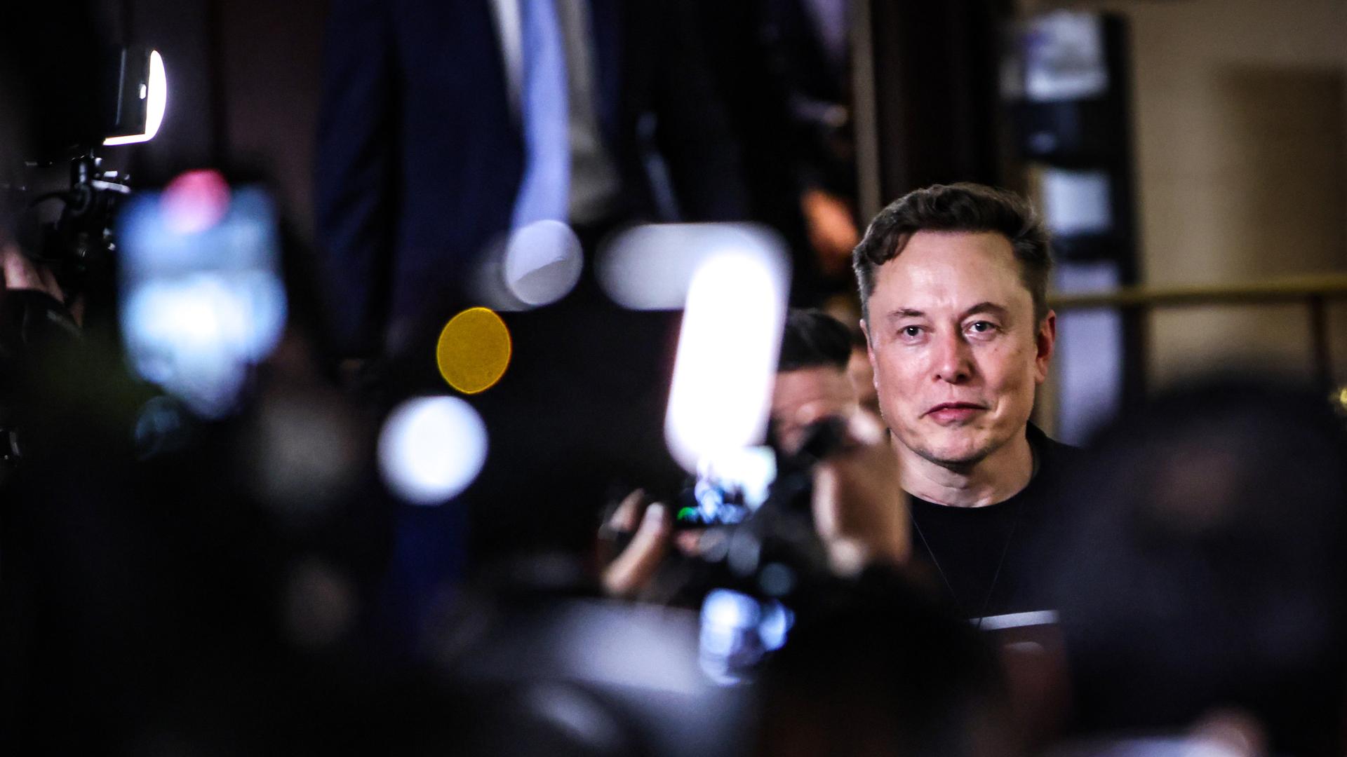 Elon Musk steht vor vielen Kameras in Washington, DC.