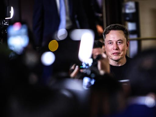 Elon Musk steht vor vielen Kameras in Washington, DC.