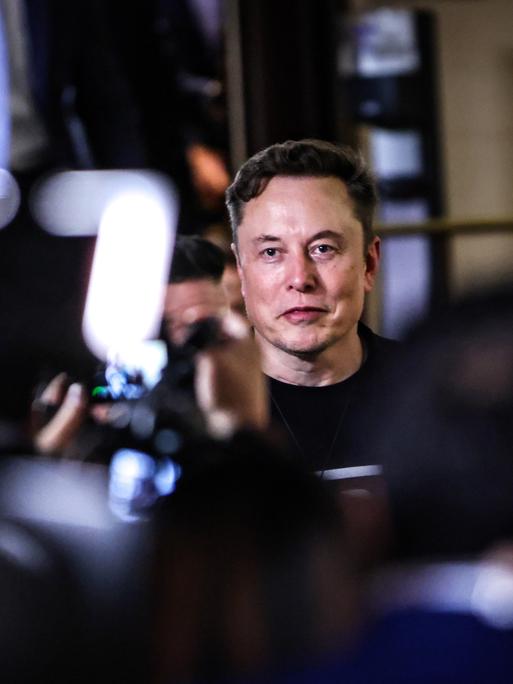 Elon Musk steht vor vielen Kameras in Washington, DC.
