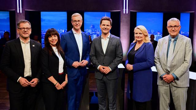 Im Studio des RBB stehen (v.l.n.r.): Werner Graf (Bündnis 90/Die Grünen), Elif Eralp (Die Linke), Stefan Evers (CDU), Steffen Krach (SPD), Kristin Brinker (AfD) und Michael Lüders (BSW).