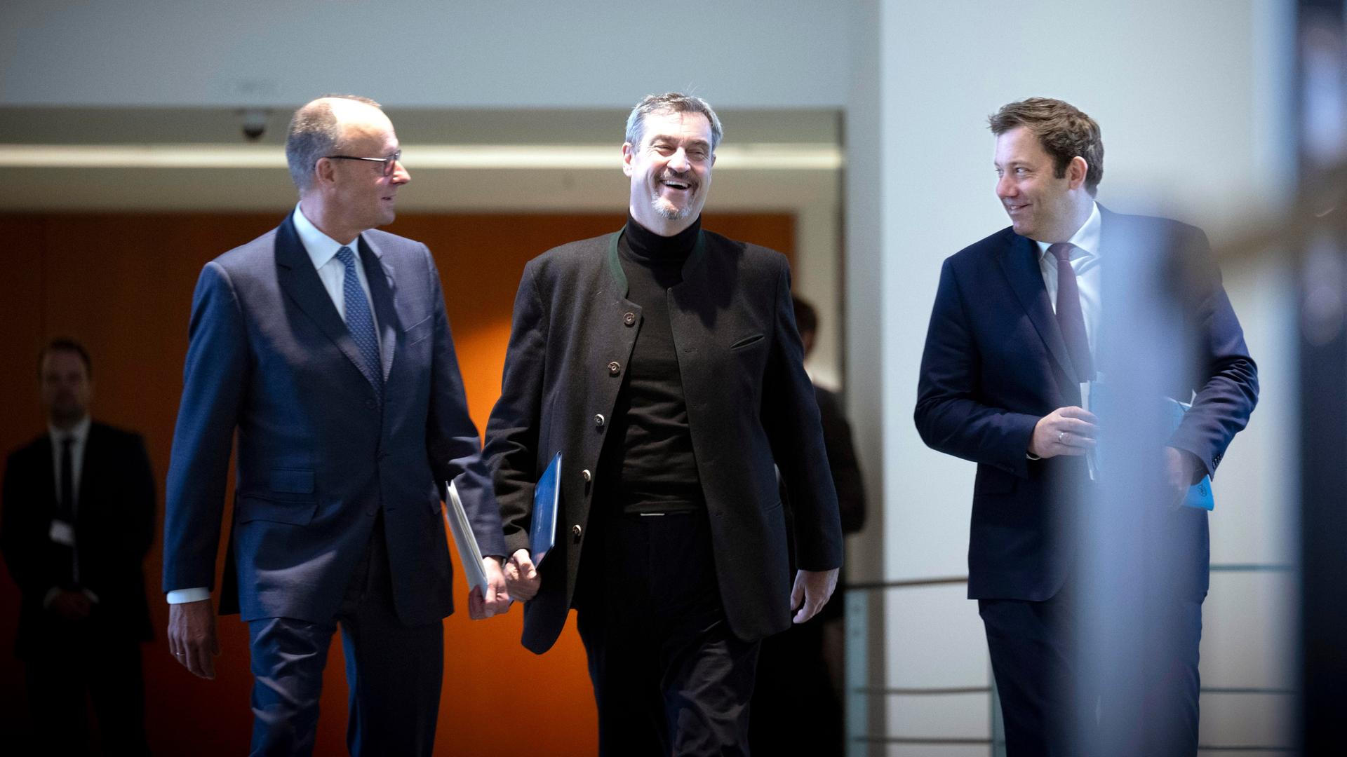  Friedrich Merz , Markus Soeder Söder und Lars Klingbeil gehen nebeneinander im Kanzleramt