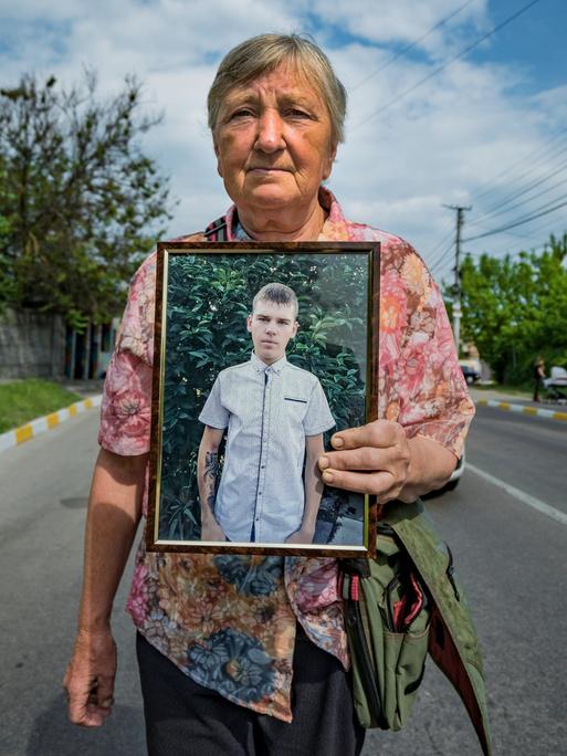 Eine Großmutter verlangt die Rückgabe ihres Enkels: der sechzehnjährige Sasha ist von russischen Soldaten während der Besetzung des Dorfes Dymer im April 2022 verschleppt worden