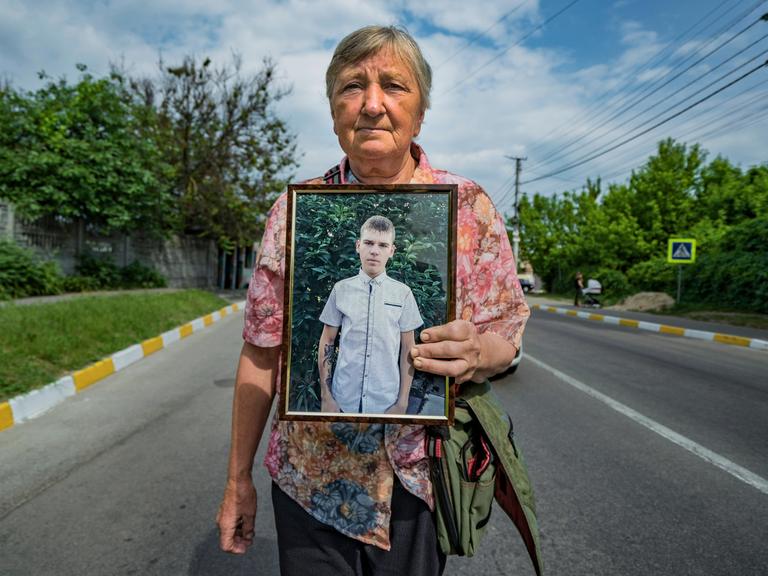 Eine Großmutter verlangt die Rückgabe ihres Enkels: der sechzehnjährige Sasha ist von russischen Soldaten während der Besetzung des Dorfes Dymer im April 2022 verschleppt worden