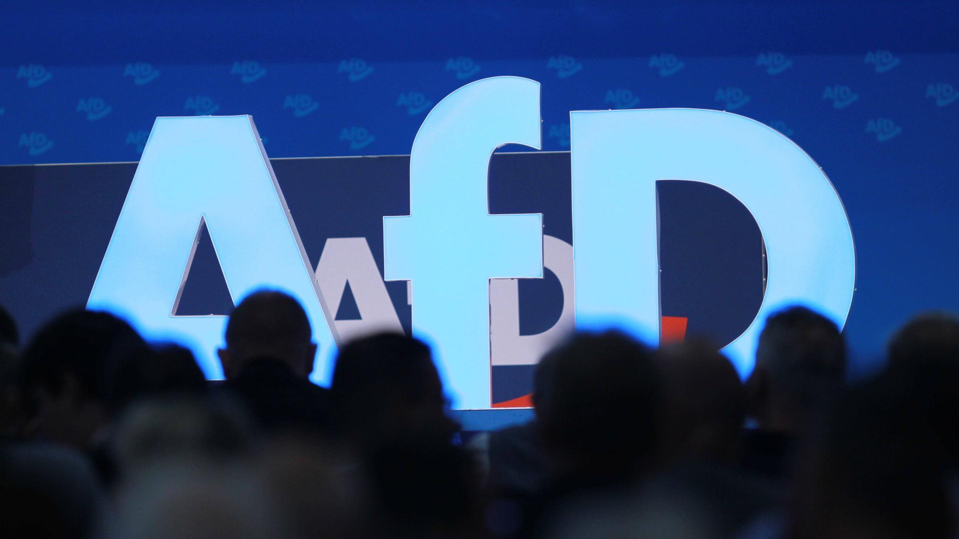 Auf der Bühne steht beim AfD-Bundesparteitag steht in Hellblau das Logo der Partei.
