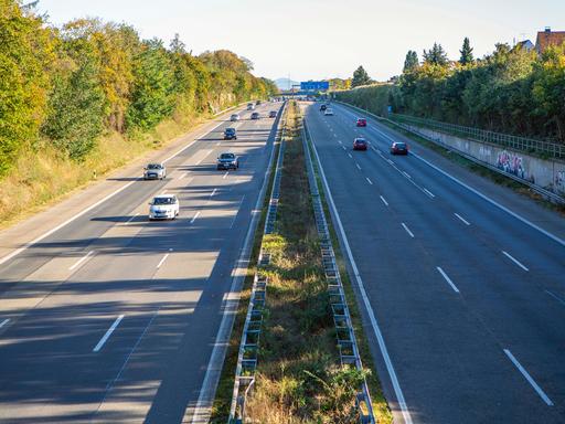 Die Autobahn 555 zwischen Bonn und Köln  hier nahe Wesseling - sie wurde am 6. August 1932 vom Kölner Oberbürgermeister Konrad Adenauer eingeweiht.