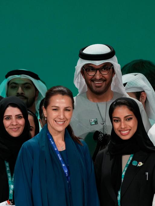COP28- Präsident Sultan al-Jaber posiertam Ende der Klimakonferenz mit Teilnehmern. 