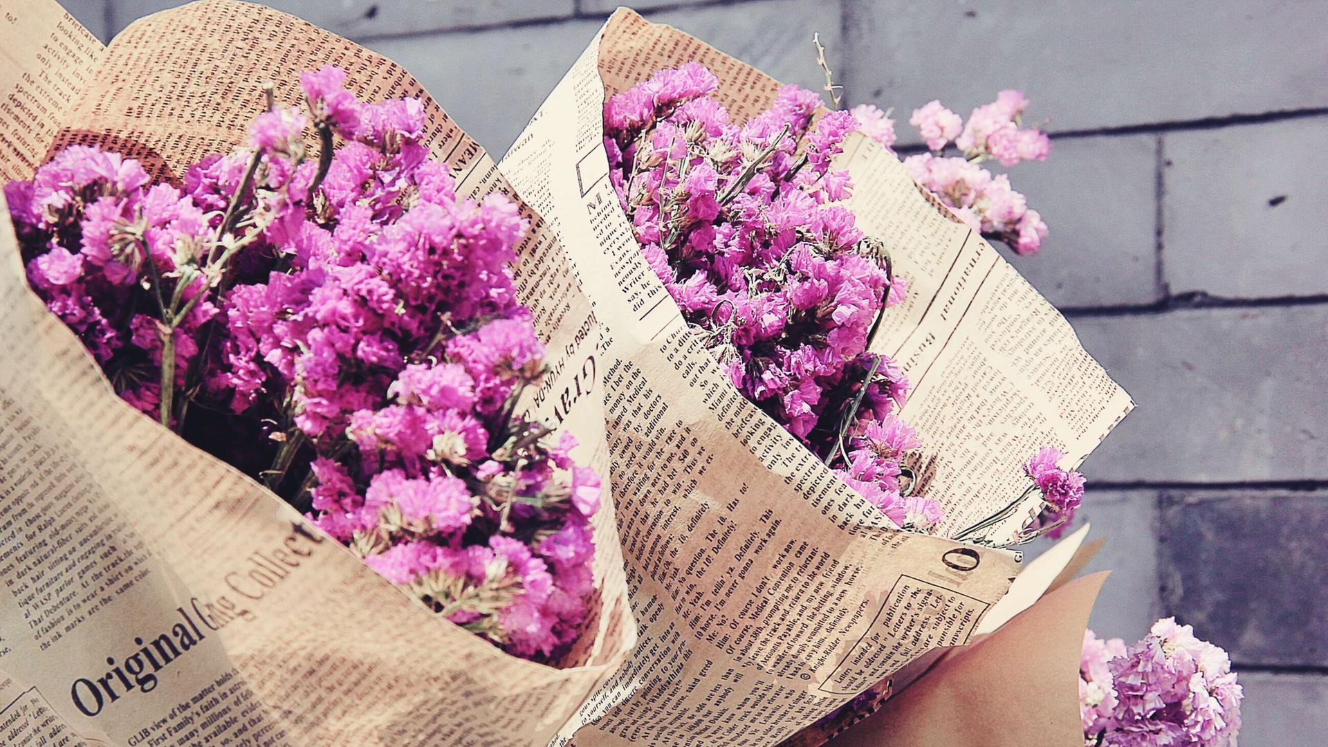 In Zeitungspapier gewickelte Blumensträuße In Zeitungspapier gewickelte Blumensträuße