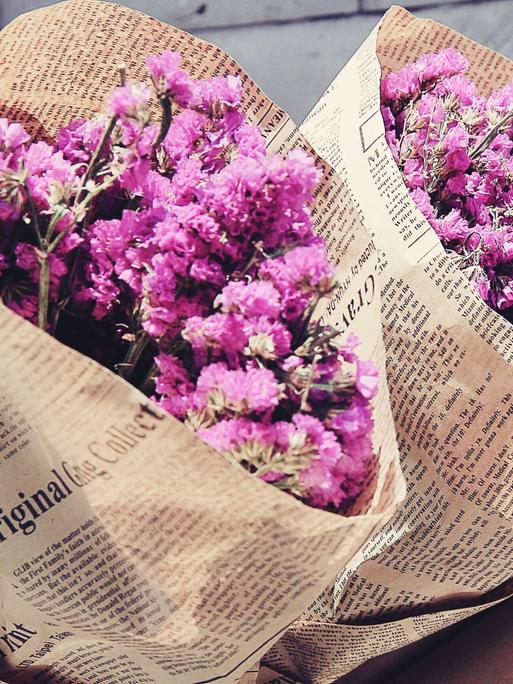 In Zeitungspapier gewickelte Blumensträuße