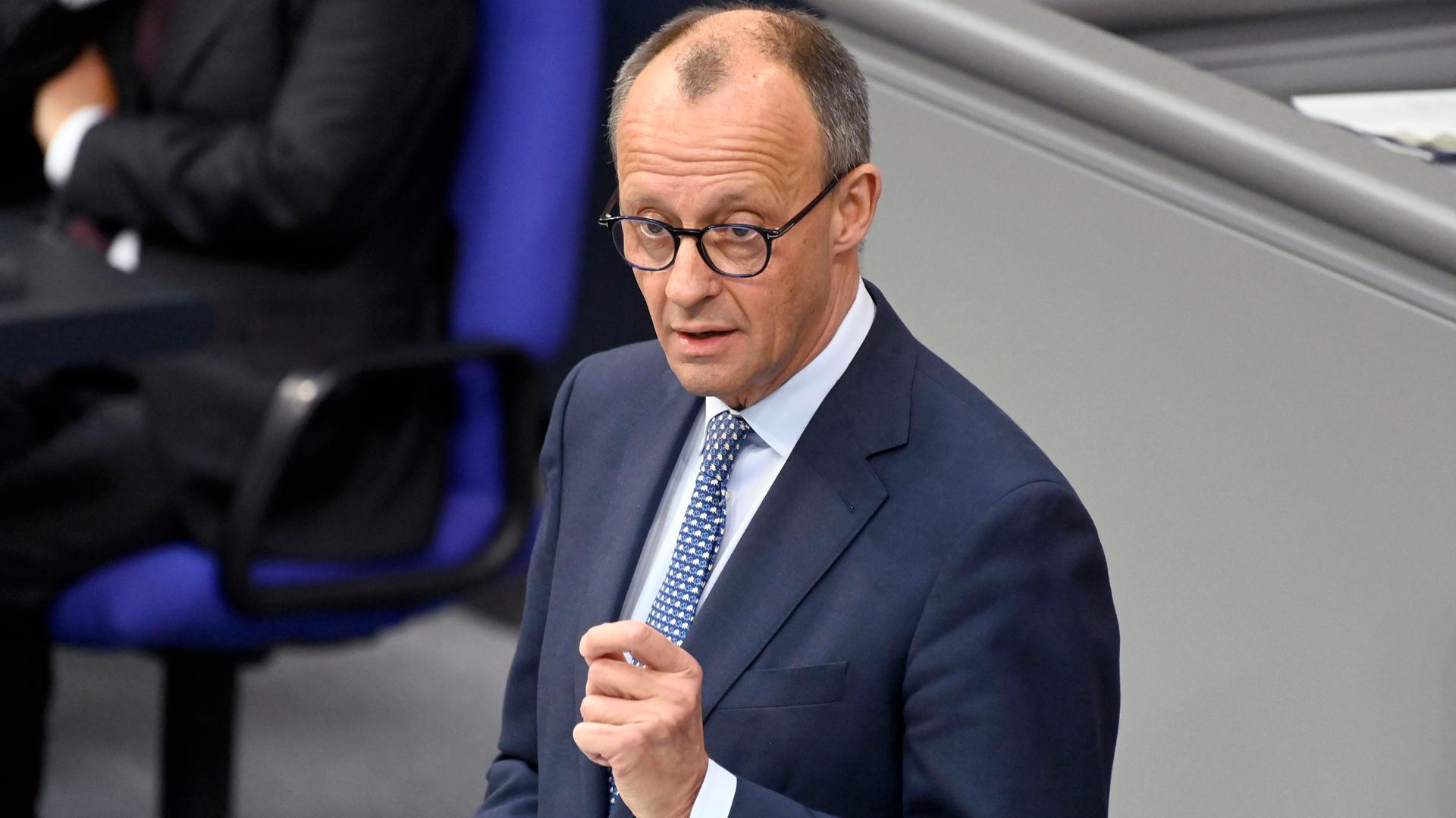 Friedrich Merz spricht in der 213. Sitzung des Deutschen Bundestages im Reichstagsgebäude in Berlin