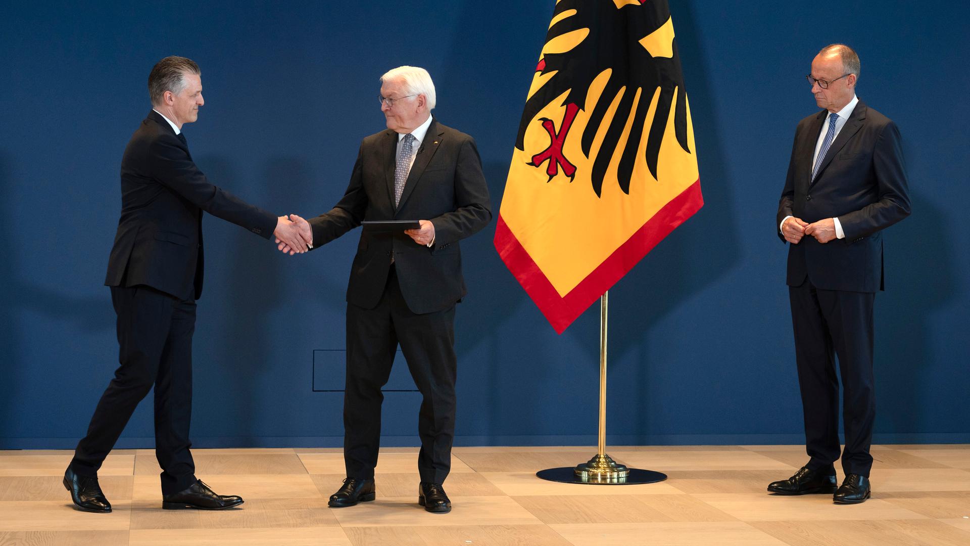 Thorsten Frei, Frank-Walter Steinmeier und Friedrich Merz bei der Aushändigung von Entlassungs- und Ernennungsurkunden durch den Bundespräsidenten im Amtssitz am Spreebogen. Berlin, 29.07.2026 Thorsten Frei, Frank-Walter Steinmeier und Friedrich Merz bei der Aushändigung von Entlassungs- und Ernennungsurkunden durch den Bundespräsidenten im Amtssitz am Spreebogen. Berlin, 29.07.2026