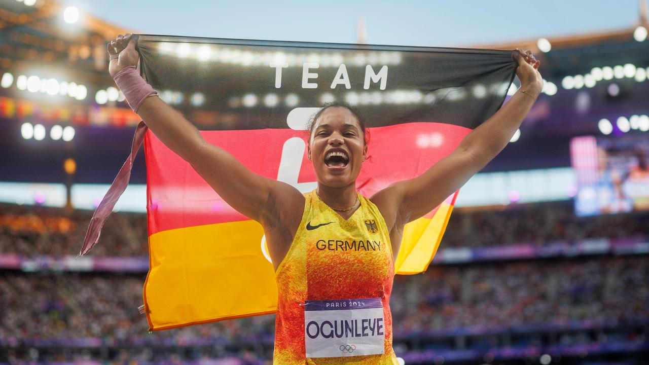 Olympische Spiele Leichtathletik Paris, 09.08.2024 Yemisi Ogunleye MTG Mannheim / GER gewinnt GOLD im Kugelstoß, shot put, Kugel, Kugelstossen, Olympische Spiele Leichtathletik am 09.08.2024 im Stade de France in Paris Frankreich. *** Olympic Games Athletics Paris, 09 08 2024 Yemisi Ogunleye MTG Mannheim GER wins GOLD in shot put, shot put, shot put, Olympic Games Athletics on 09 08 2024 at the Stade de France in Paris France Copyright: xBEAUTIFULxSPORTS/AxelxKohringx