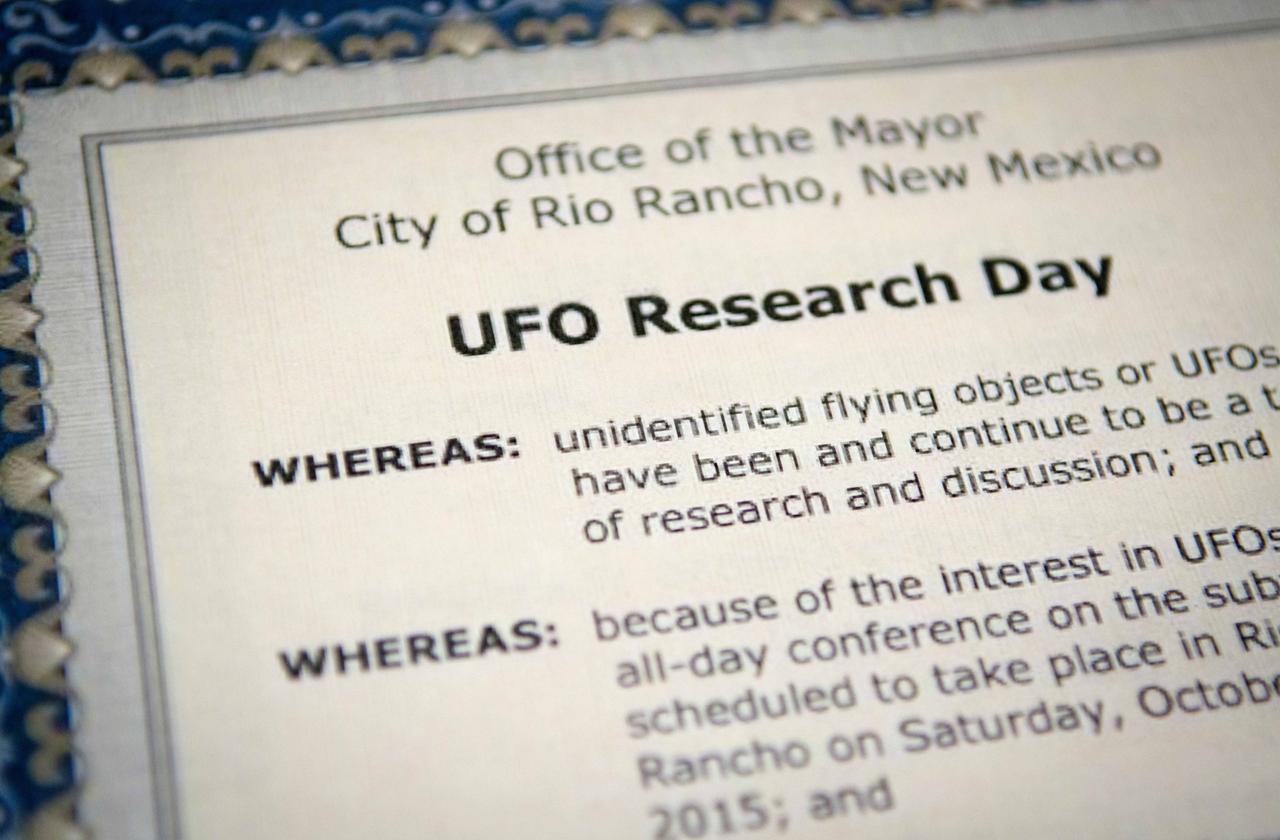 Nahaufnahme eines offiziellen Dokuments mit der Überschrift "UFO Research Day".