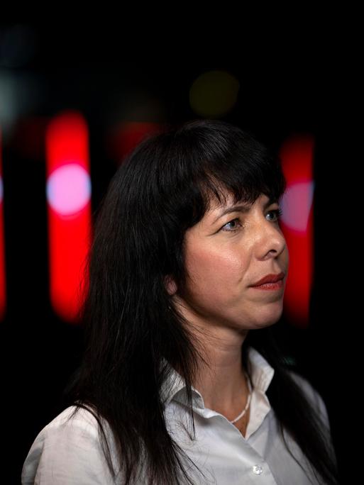 Elif Eralp , Spitzenkandidatin der Partei Die Linke in Berlin, ist bis zu den Schultern abgebildet. Sie trägt eine weiße Bluse, die schwarzen langen Haare offen und roten Lippenstift. Sie schaut an der Kamera vorbei. Elif Eralp , Spitzenkandidatin der Partei Die Linke in Berlin, ist bis zu den Schultern abgebildet. Sie trägt eine weiße Bluse, die schwarzen langen Haare offen und roten Lippenstift. Sie schaut an der Kamera vorbei.