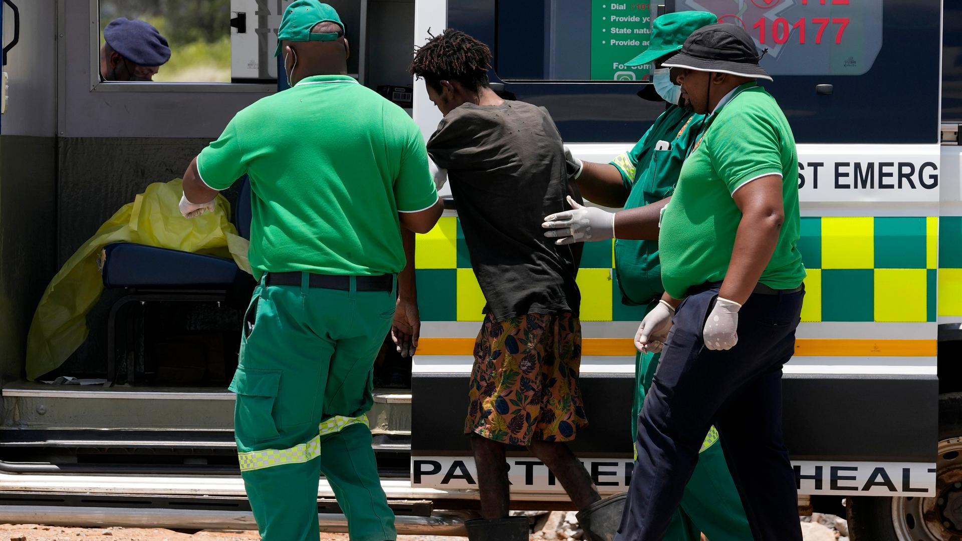 Südafrika, Stilfontein: Rettungskräfte helfen einem illegalen Bergarbeiter, der seit Monaten in einer verlassenen Goldmine eingeschlossen war.