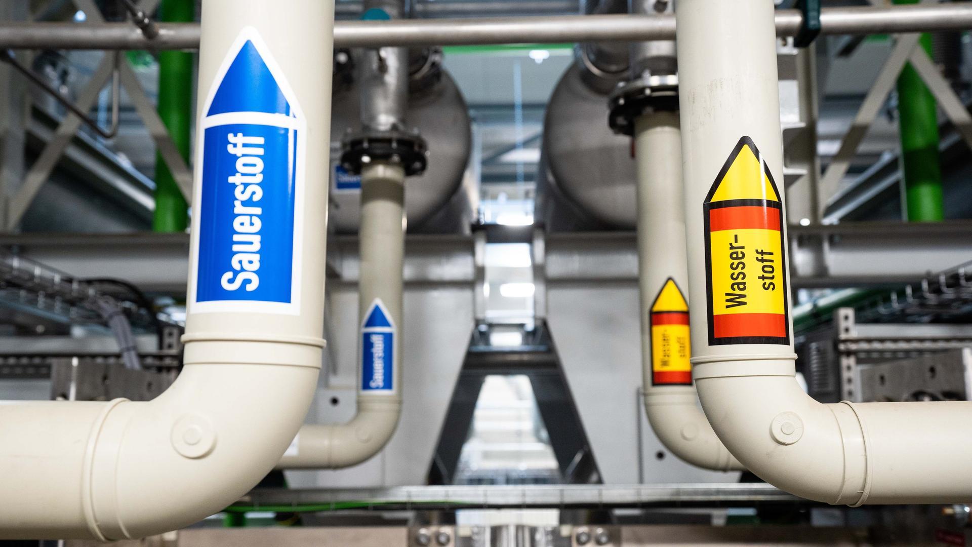 Auf Rohren einer Wasserstofferzeugungsanlage sind Aufkleber mit der Aufschrift "Wasserstoff" und "Sauerstoff" angebracht.