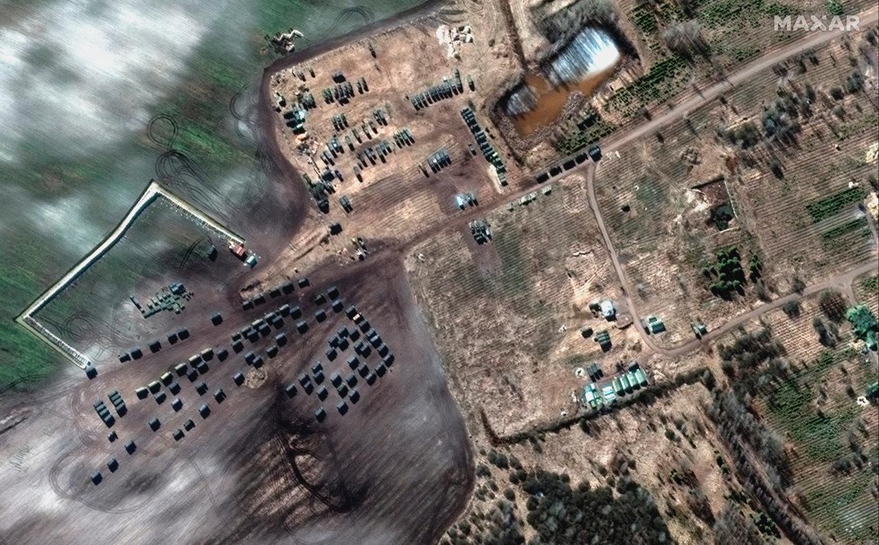 Dieses von Maxar Technologies zur Verfügung gestellte Satellitenbild zeigt die Ausrüstung der Bodentruppen und einen Konvoi in Khilchikha, Belarus.