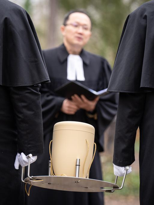 Eine Urnenbeisetzung auf dem Friedhof an der Wedauer Straße in Duisburg. Pastor Eun Pyo Lee ist der Zelebrant. Eine Urnenbeisetzung auf dem Friedhof an der Wedauer Straße in Duisburg. Pastor Eun Pyo Lee ist der Zelebrant.
