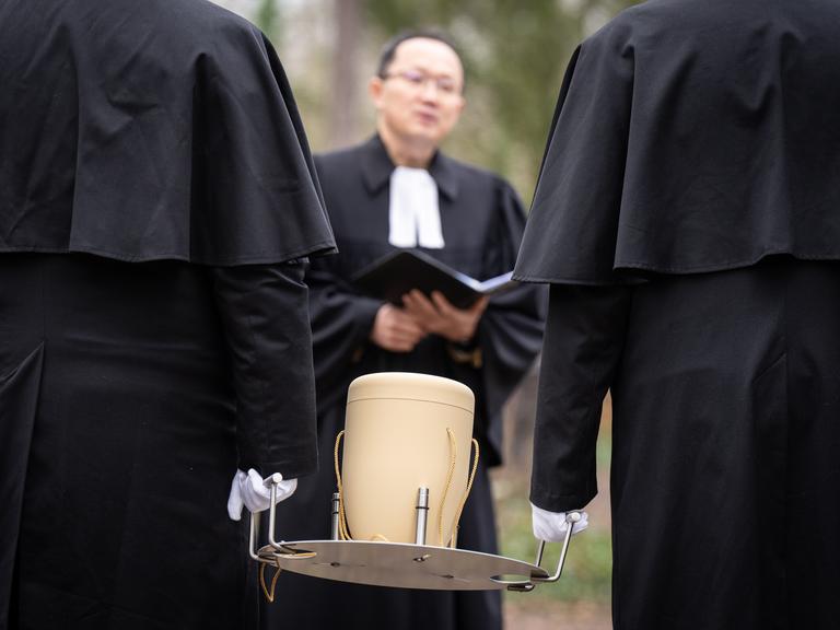 Eine Urnenbeisetzung auf dem Friedhof an der Wedauer Straße in Duisburg. Pastor Eun Pyo Lee ist der Zelebrant. Eine Urnenbeisetzung auf dem Friedhof an der Wedauer Straße in Duisburg. Pastor Eun Pyo Lee ist der Zelebrant.