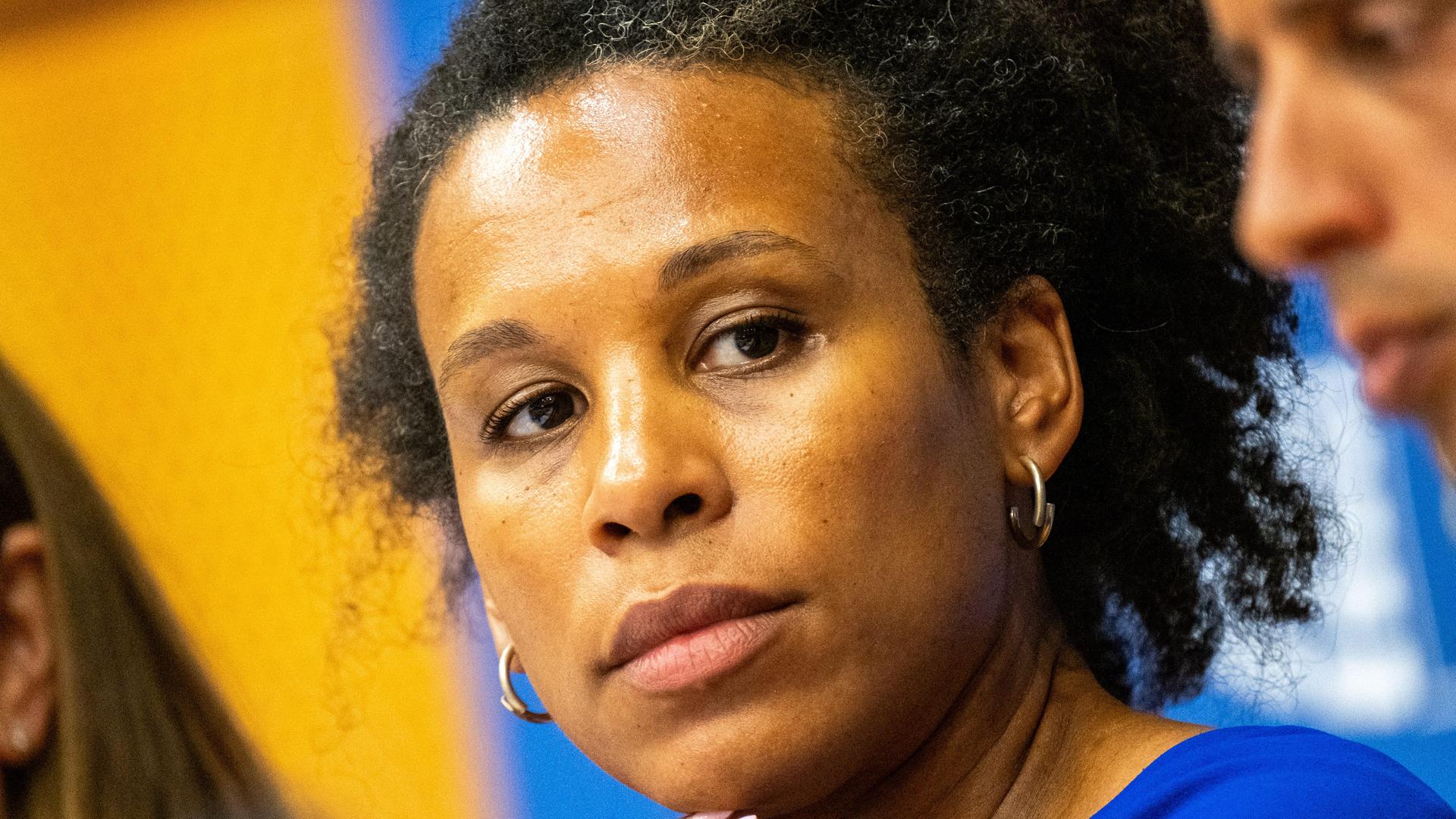 Nela Rihel schaut nach links.