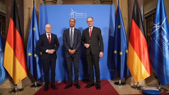 Peter Tschentscher (Erster Bürgermeister Hamburg) gemeinsam mit Jean-Charles Ellermann-Kingombe, Stellvertretender Generalsekretaer der NATO und Bundeskanzler Friedrich Merz bei der Begrüssung zum Nordseegipfel 2026 im Hamburger Rathaus Peter Tschentscher (Erster Bürgermeister Hamburg) gemeinsam mit Jean-Charles Ellermann-Kingombe, Stellvertretender Generalsekretaer der NATO und Bundeskanzler Friedrich Merz bei der Begrüssung zum Nordseegipfel 2026 im Hamburger Rathaus