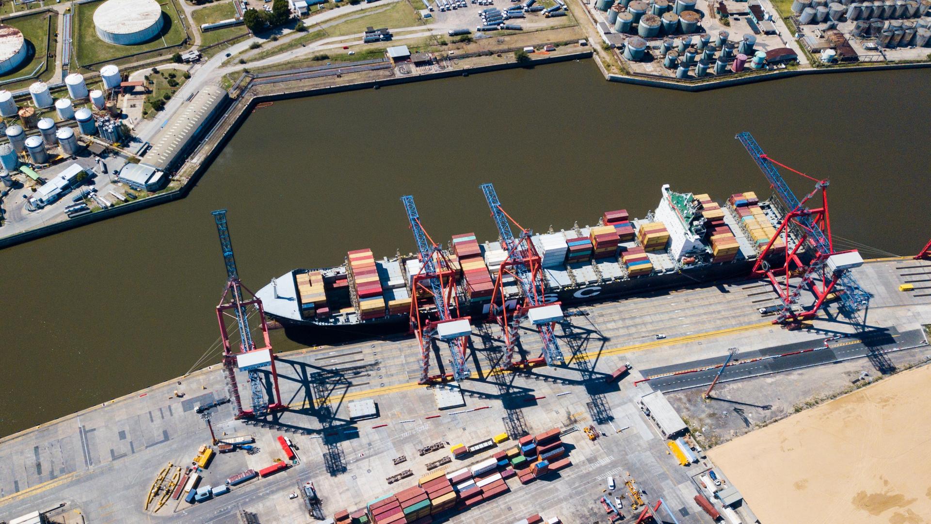 Luftbild von Hafenterminal mit Containerschiff im argentinischen Buenos Aires.