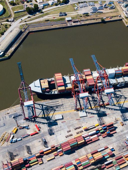 Luftbild von Hafenterminal mit Containerschiff im argentinischen Buenos Aires.