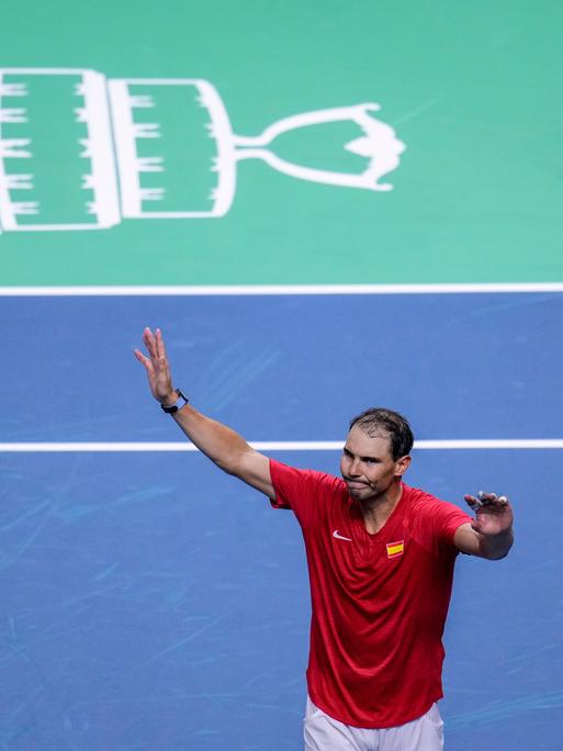 Rafael Nadal hebt auf dem Tennis-Platz zum Abschied die Hände.