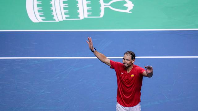 Rafael Nadal hebt auf dem Tennis-Platz zum Abschied die Hände.