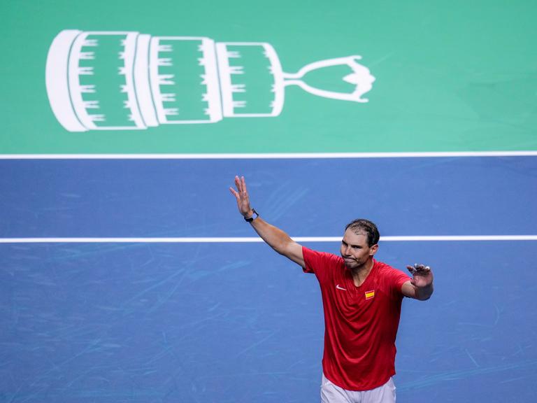 Rafael Nadal hebt auf dem Tennis-Platz zum Abschied die Hände.