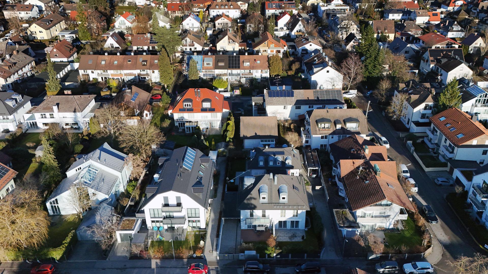 Luftbild des Stadtteils München Waldtrudering zeigt viele Häuser nebeneinander Luftbild des Stadtteils München Waldtrudering zeigt viele Häuser nebeneinander