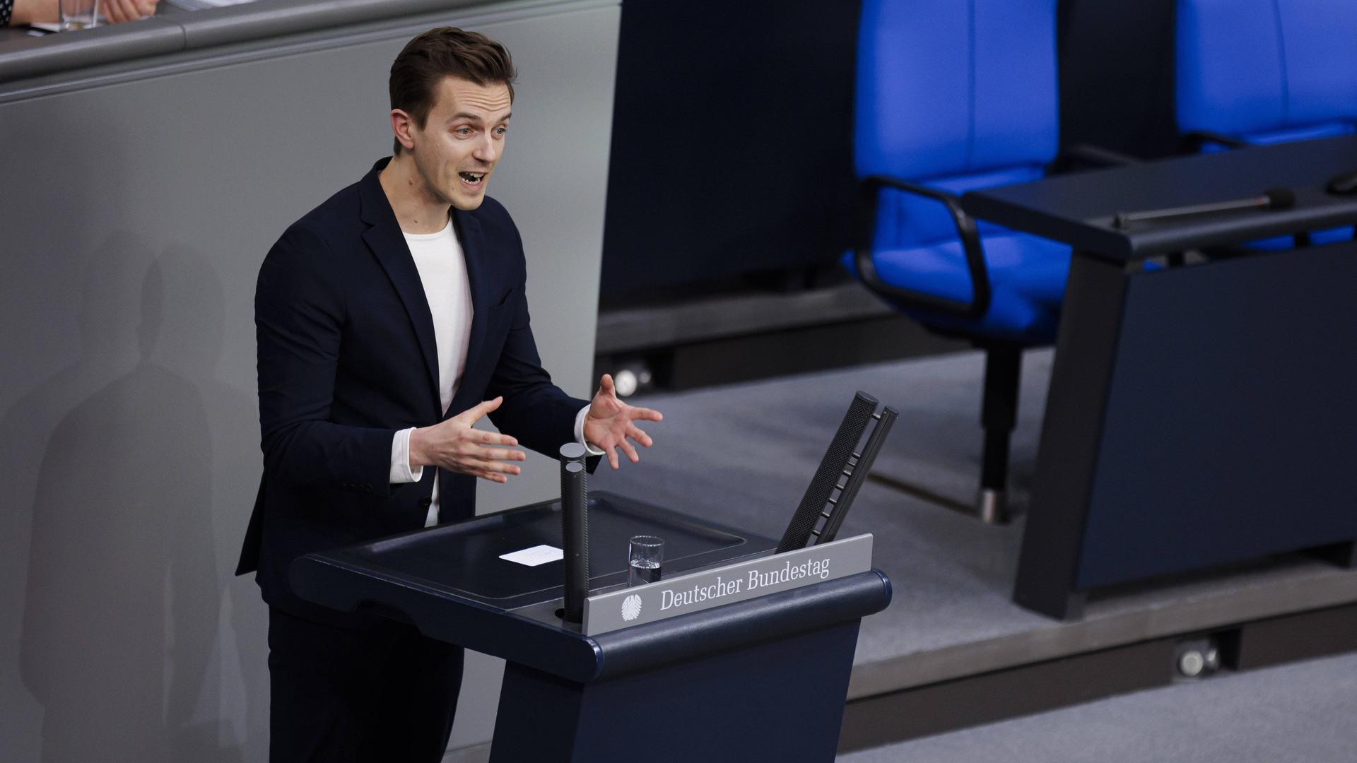 Matthias David Mieves, SPD MdB, spricht im Deutschen Bundestag in Berlin.