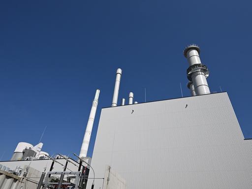 Leichter Unterblick auf ein modernes Gaskraftwerk. Leichter Unterblick auf ein modernes Gaskraftwerk.