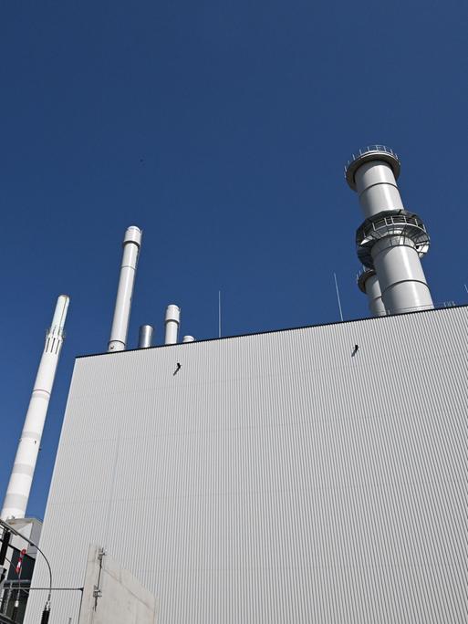 Leichter Unterblick auf ein modernes Gaskraftwerk. Leichter Unterblick auf ein modernes Gaskraftwerk.