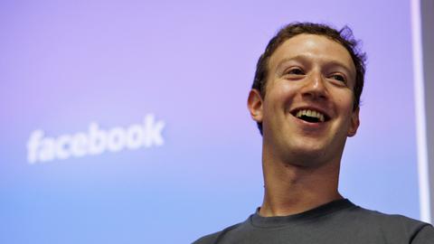Facebook CEO Mark Zuckerberg lächelt 2011 während einer Präsentation bei facebook  in Palo Alto, Kalifornien 
