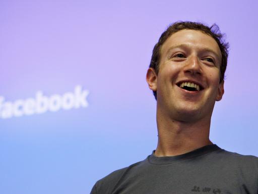 Facebook CEO Mark Zuckerberg lächelt 2011 während einer Präsentation bei facebook  in Palo Alto, Kalifornien 