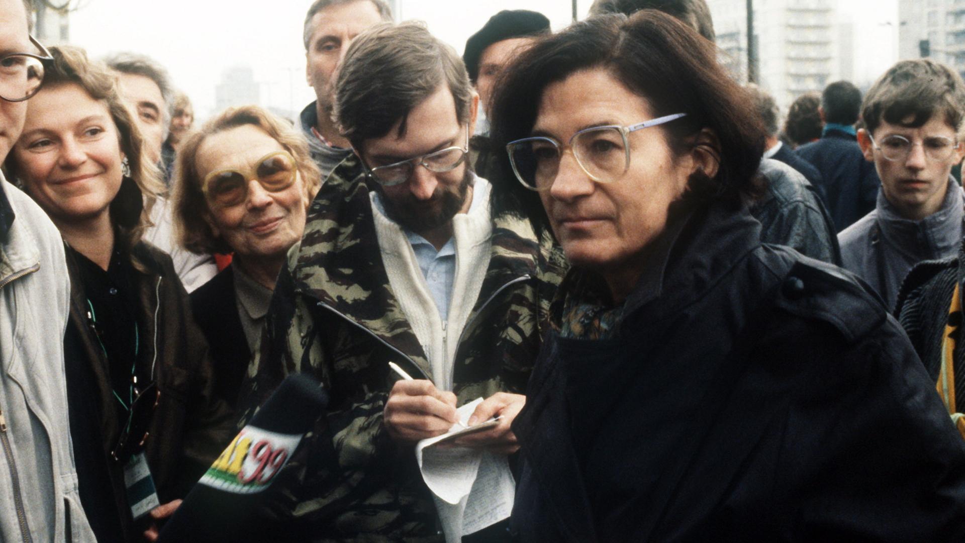 Christa Wolf bei einer Demonstration in Berlin am 4. November 1989