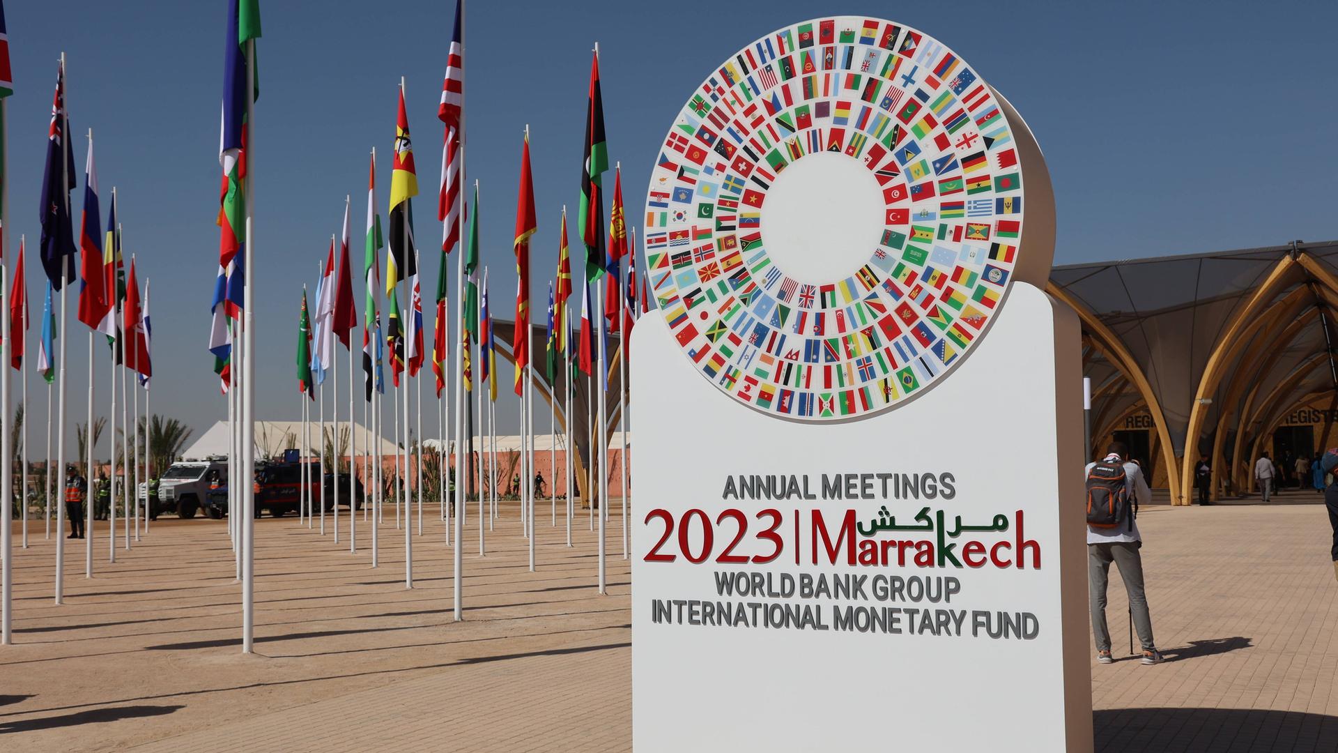 Das Logo der Jahrestagung der Weltbankgruppe und des Internationalen Währungsfonds (IWF) ist in Marrakesch vor dem Tagungsort aufgestellt.