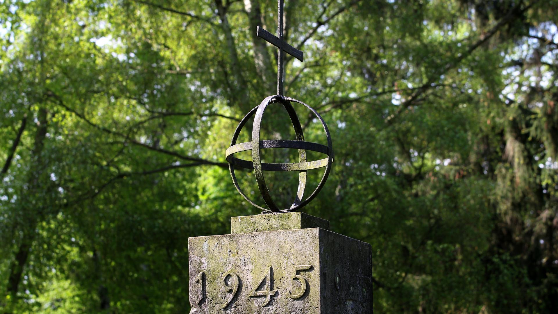 Auf dem Friedhof von Demmin (Landkreis Mecklenburgische Seenplatte) steht ein Obelisk auf einem Gräberfeld mit rund 1.800 Opfern, die u.a. bei einem Massenselbstmord nach dem Einzug der Roten Armee 1945 starben.
