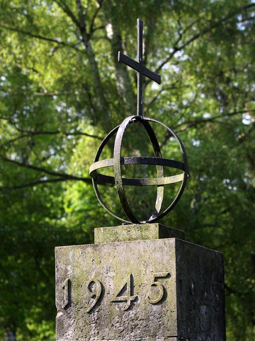 Auf dem Friedhof von Demmin (Landkreis Mecklenburgische Seenplatte) steht ein Obelisk auf einem Gräberfeld mit rund 1.800 Opfern, die u.a. bei einem Massenselbstmord nach dem Einzug der Roten Armee 1945 starben.
