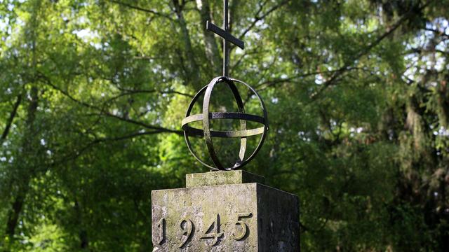 Auf dem Friedhof von Demmin (Landkreis Mecklenburgische Seenplatte) steht ein Obelisk auf einem Gräberfeld mit rund 1.800 Opfern, die u.a. bei einem Massenselbstmord nach dem Einzug der Roten Armee 1945 starben.