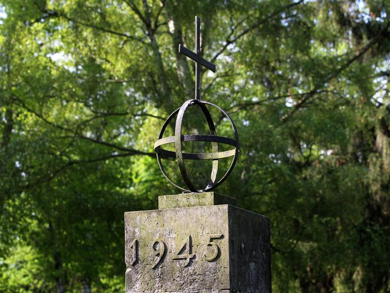 Auf dem Friedhof von Demmin (Landkreis Mecklenburgische Seenplatte) steht ein Obelisk auf einem Gräberfeld mit rund 1.800 Opfern, die u.a. bei einem Massenselbstmord nach dem Einzug der Roten Armee 1945 starben.