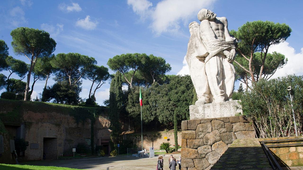 Eine Gedenkstätte mit einer großen Statue